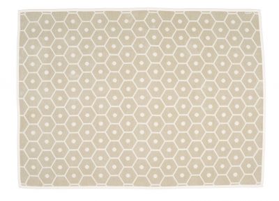 Beige Honey Wolldecke von Pappelina (140x180cm) mit geometrischem Wabenmuster und weißem Rand. Hochwertige Wohndecke für gemütliche Stunden.